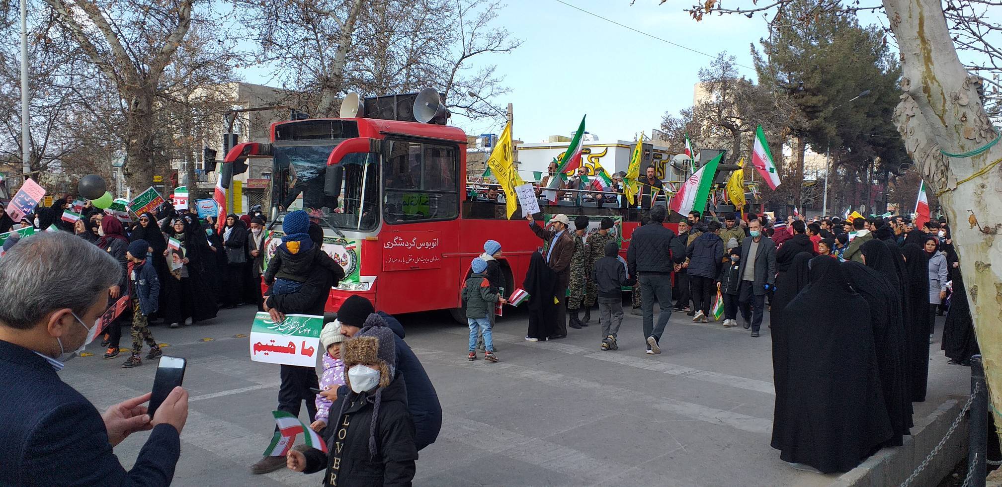 نصب سیستم صوت و تزئین اتوبوس روباز سازمان جهت برگزاری جشن یوم الله 22 بهمن ماه
